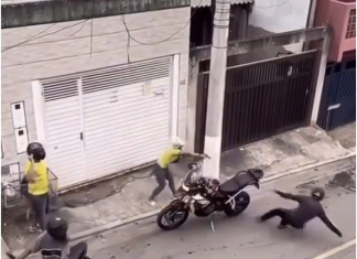 Mulher reage a tentativa de assalto e impede roubo de motocicleta em São Paulo Mulher reage a tentativa de assalto e impede roubo de motocicleta em São Paulo