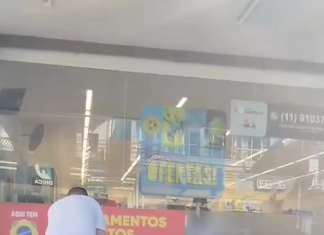 Vídeo mostra funcionário de farmácia jogando água ao redor de homem em situação de rua em Osasco Vídeo mostra funcionário de farmácia jogando água ao redor de homem em situação de rua em Osasco