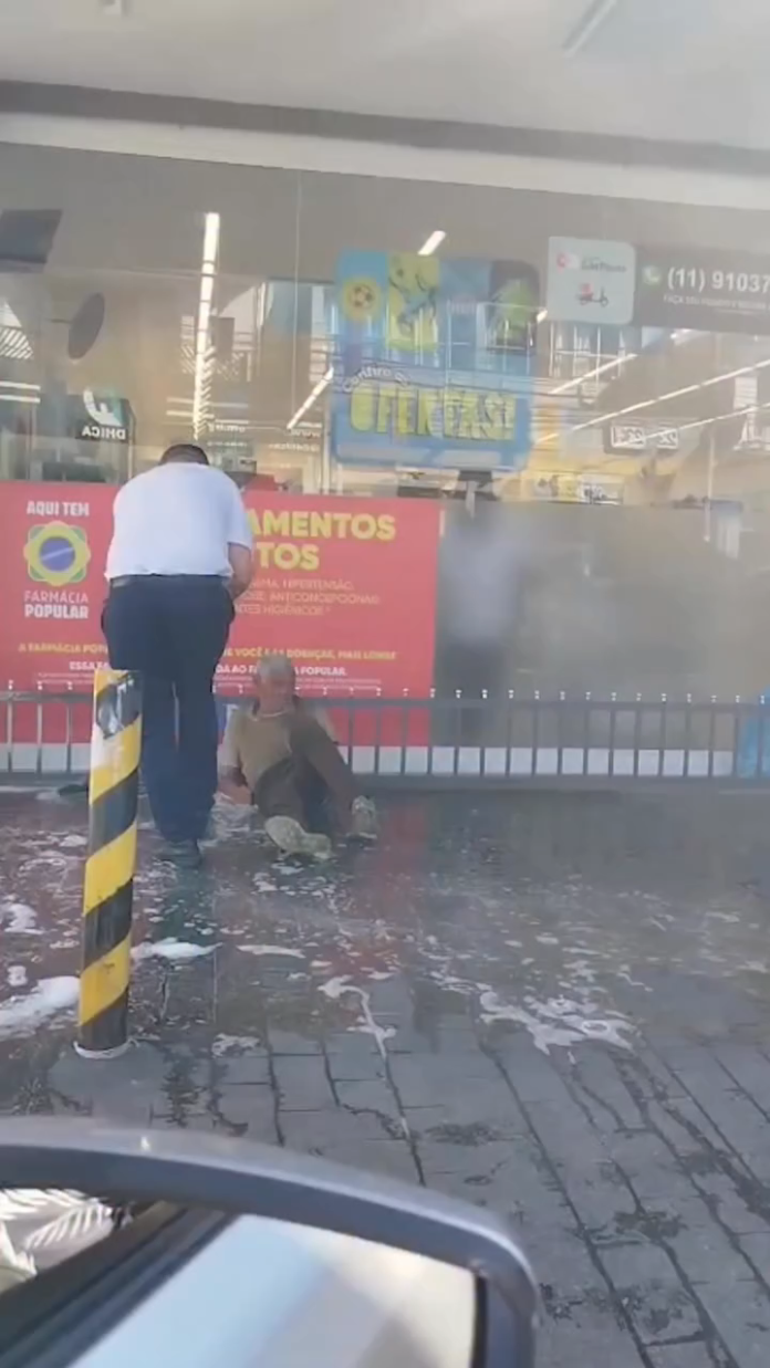 Vídeo mostra funcionário de farmácia jogando água ao redor de homem em situação de rua em Osasco