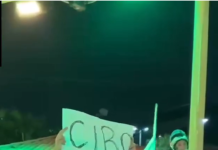 Democracia seletiva? Militante tem cartaz “Ciro Não” arrancado durante ato com Flávio Bolsonaro e episódio expõe contradição na direita Democracia seletiva? Militante tem cartaz "Ciro Não" arrancado durante ato com Flávio Bolsonaro e episódio expõe contradição na direita