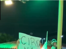 Democracia seletiva? Militante tem cartaz “Ciro Não” arrancado durante ato com Flávio Bolsonaro e episódio expõe contradição na direita Democracia seletiva? Militante tem cartaz "Ciro Não" arrancado durante ato com Flávio Bolsonaro e episódio expõe contradição na direita