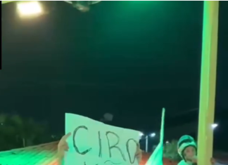 Democracia seletiva? Militante tem cartaz “Ciro Não” arrancado durante ato com Flávio Bolsonaro e episódio expõe contradição na direita Democracia seletiva? Militante tem cartaz "Ciro Não" arrancado durante ato com Flávio Bolsonaro e episódio expõe contradição na direita