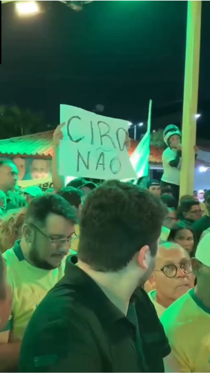Democracia seletiva? Militante tem cartaz "Ciro Não" arrancado durante ato com Flávio Bolsonaro e episódio expõe contradição na direita