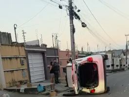Carro capota após colisão em cruzamento no Parque Potira, em Caucaia Ver essa foto no Instagram Um post compartilhado por Jurema News (@portaljuremanews) Carro capota após colisão em cruzamento no Parque Potira, em Caucaia