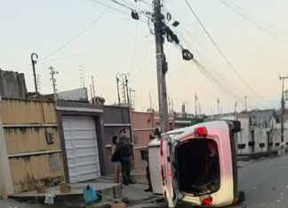 Carro capota após colisão em cruzamento no Parque Potira, em Caucaia Ver essa foto no Instagram Um post compartilhado por Jurema News (@portaljuremanews) Carro capota após colisão em cruzamento no Parque Potira, em Caucaia