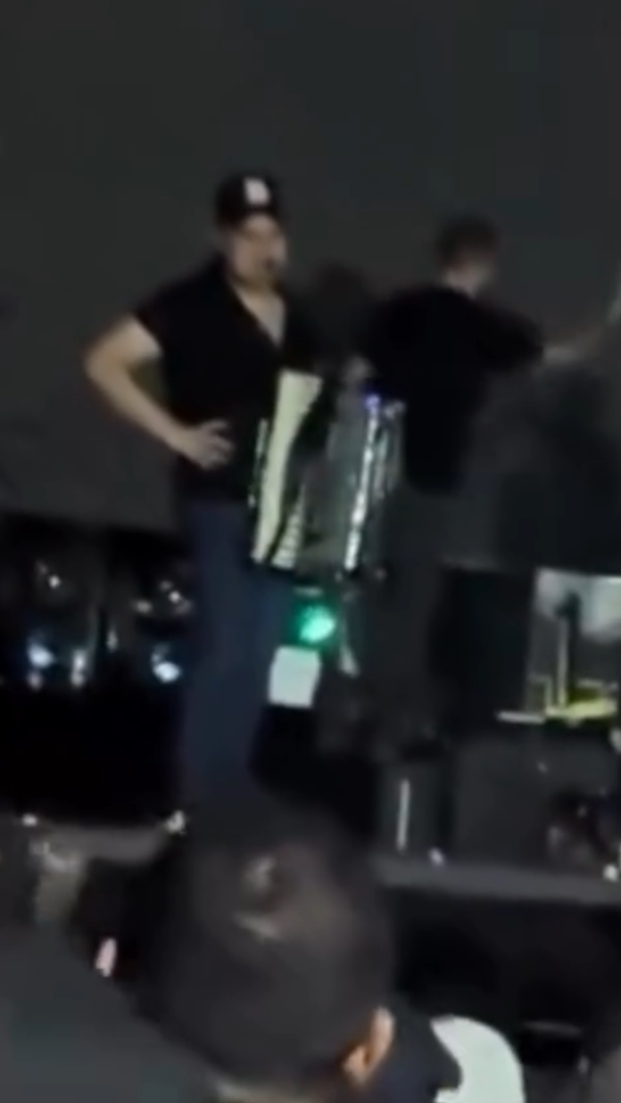 Cantor é surpreendido por mulher nua durante show de Tarcísio do Acordeon no Piauí
