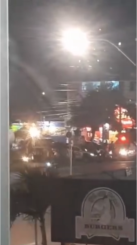 Mulher é atropelada por motociclista em frente ao Frangolândia da Maraponga, em Fortaleza Mulher é atropelada por motociclista em frente ao Frangolândia da Maraponga, em Fortaleza