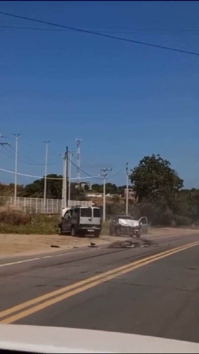 Colisão frontal na BR-230, em Lavras da Mangabeira, deixa três pessoas feridas Colisão frontal na BR-230, em Lavras da Mangabeira, deixa três pessoas feridas