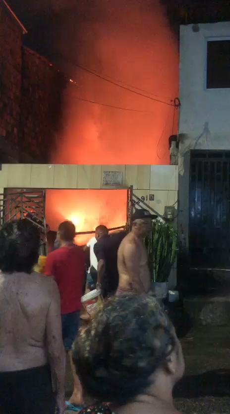 INCÊNDIO DESTRÓI CASA NO BAIRRO TABAPUAZINHO EM CAUCAIA INCÊNDIO DESTRÓI CASA NO BAIRRO TABAPUAZINHO EM CAUCAIA