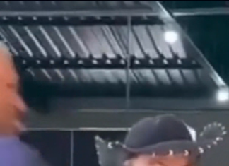 Artista popular é agredido durante apresentação em mercado público no Piauí; vídeo repercute nas redes sociais Artista popular é agredido durante apresentação em mercado público no Piauí; vídeo repercute nas redes sociais