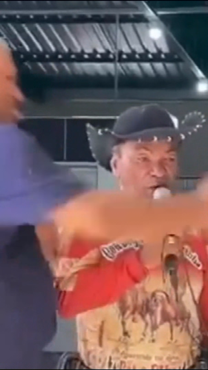 Artista popular é agredido durante apresentação em mercado público no Piauí; vídeo repercute nas redes sociais Artista popular é agredido durante apresentação em mercado público no Piauí; vídeo repercute nas redes sociais