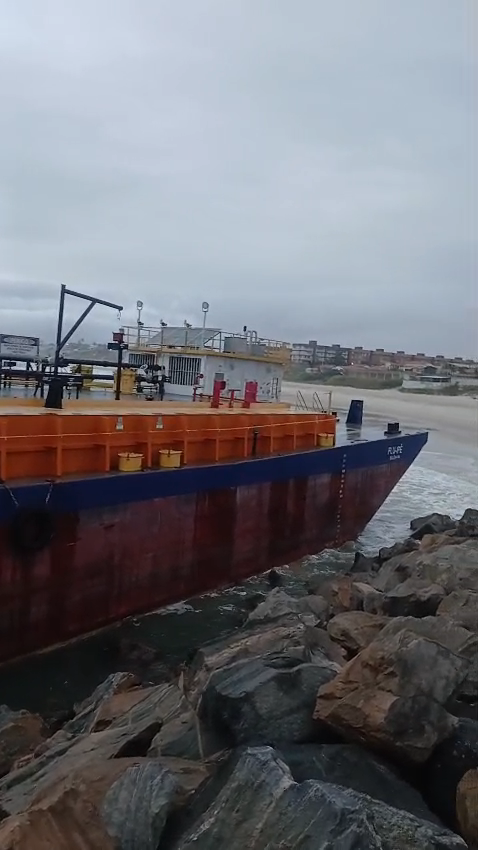 Embarcação de grande porte encalha próximo ao primeiro espigão da Praia do Icaraí, em Caucaia Embarcação de grande porte encalha próximo ao primeiro espigão da Praia do Icaraí, em Caucaia