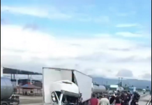 Motorista fica preso às ferragens após grave acidente com carreta na BR-222, em Caucaia Motorista fica preso às ferragens após grave acidente com carreta na BR-222, em Caucaia