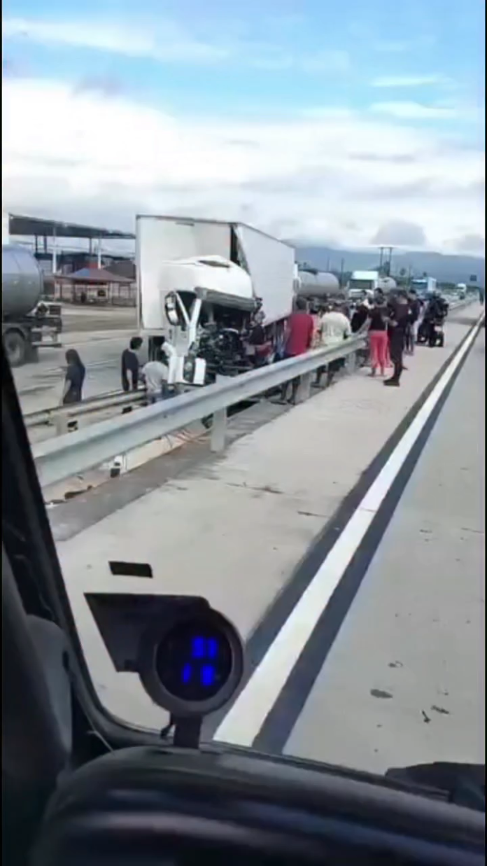 Motorista fica preso às ferragens após grave acidente com carreta na BR-222, em Caucaia Motorista fica preso às ferragens após grave acidente com carreta na BR-222, em Caucaia
