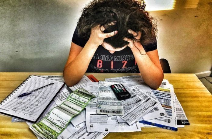 Endividamento das famílias brasileiras bate recorde histórico e atinge 81,6%, aponta CNC