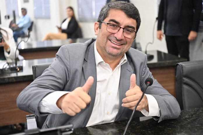 Silvio Nascimento apresenta requerimentos por melhorias em estradas e escolas de Caucaia Silvio Nascimento apresenta requerimentos por melhorias em estradas e escolas de Caucaia