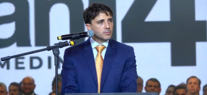 Renan Santos é lançado candidato à Presidência e diz: "Vamos matar quem roubar" Renan Santos é lançado candidato à Presidência e diz: "Vamos matar quem roubar"