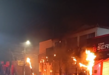 Poste pega fogo no Centro de Caucaia e mobiliza Corpo de Bombeiros Poste pega fogo no Centro de Caucaia e mobiliza Corpo de Bombeiros