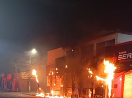 Poste pega fogo no Centro de Caucaia e mobiliza Corpo de Bombeiros Poste pega fogo no Centro de Caucaia e mobiliza Corpo de Bombeiros
