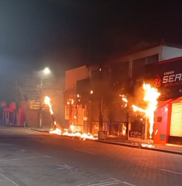 Poste pega fogo no Centro de Caucaia e mobiliza Corpo de Bombeiros Poste pega fogo no Centro de Caucaia e mobiliza Corpo de Bombeiros