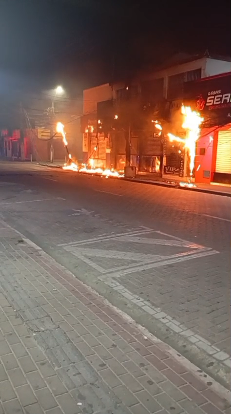 Poste pega fogo no Centro de Caucaia e mobiliza Corpo de Bombeiros Poste pega fogo no Centro de Caucaia e mobiliza Corpo de Bombeiros