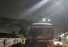 Ônibus colide com reboque de carreta estacionado na Avenida da Integração