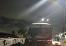 Ônibus colide com reboque de carreta estacionado na Avenida da Integração