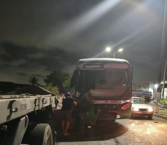 Ônibus colide com reboque de carreta estacionado na Avenida da Integração
